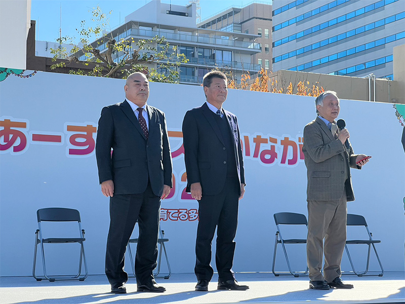 あいさつする謝会長と民団 神奈川県地方本部　李順載団長