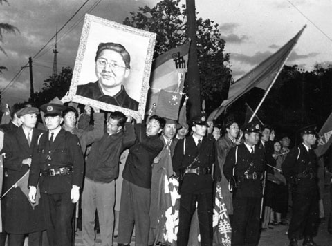 李德全女士の肖像画をかかげてピケをはる校友生と教師たち