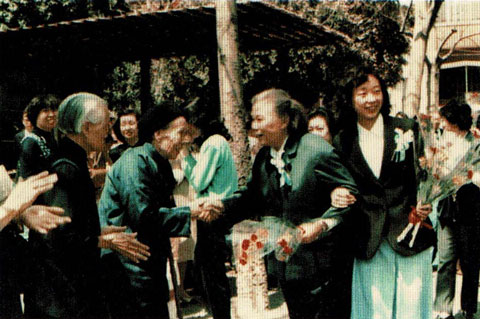 中央右が康克清団長