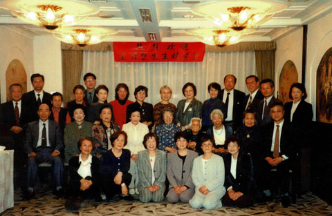 王効賢女士歓迎会(中列中央)。珠江飯店にて歓迎会