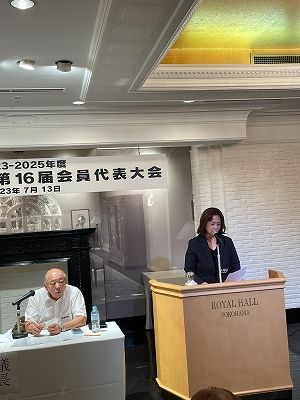 会務報告する楊副会長と潘議長