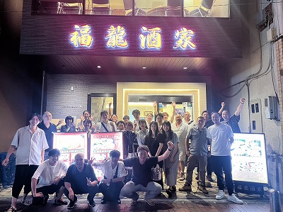 中華街の福龍酒家（李忠さん44届）のお店に集結