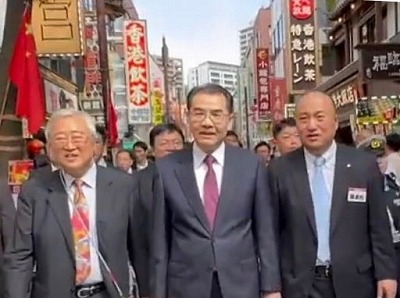 中華街を視察する呉江浩大使　中央