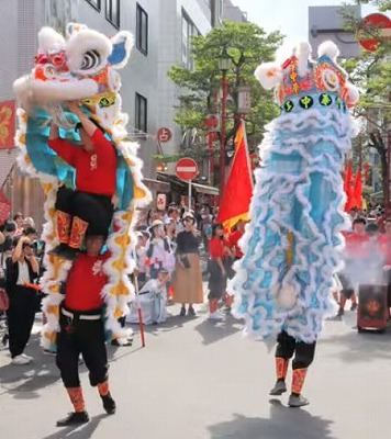 アクロバティックな演技の獅子舞