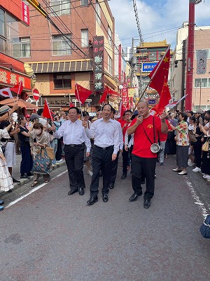 僑胞とともに歩む楊宇公使（隊列中央）